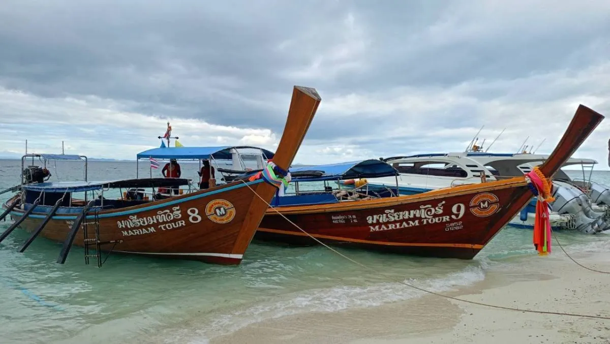 Krabi Hong Island Tour by Long Tail Boat & Speed Boat from Krabi